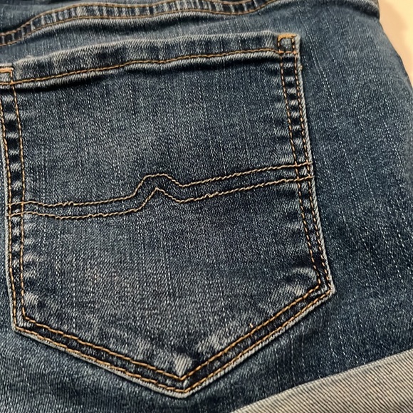 Arizona Jean Company distressed denim jean shorts for juniors. Sz 9 - Picture 5 of 7